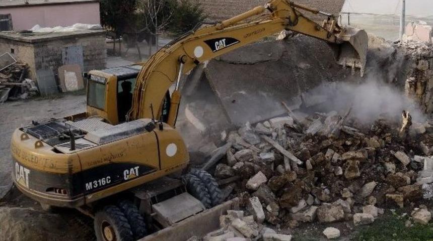 Sel Sularının Tahrip Ettiği Ev, Sahiplerinin Talebi &Uuml;zerine Yıkıldı