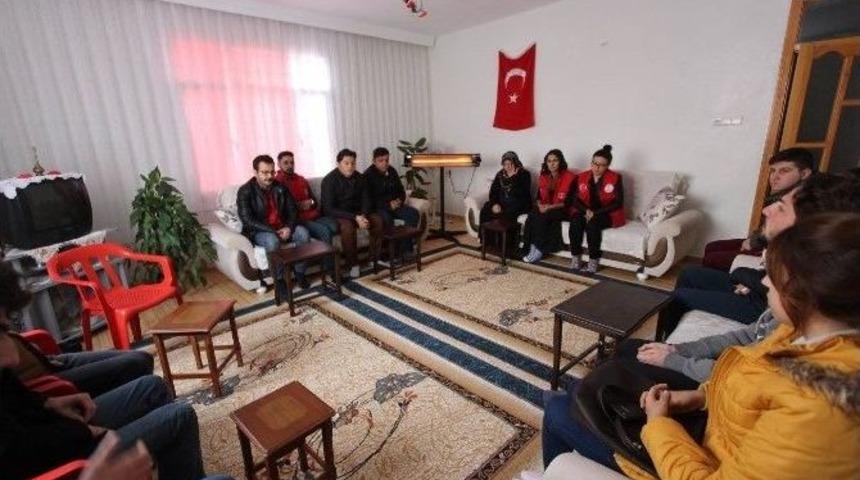 Gen&ccedil;ler Şehidin Evini Ziyaret Etti