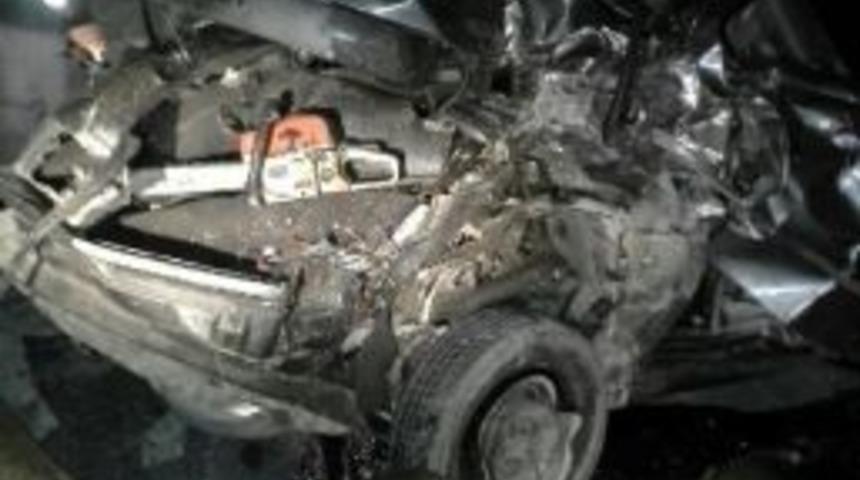 Samsun'da Iki Otomobil &Ccedil;arpıştı: 1 &Ouml;l&uuml;, 3 Yaralı