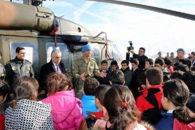 Hakkarili Öğrenciler Komando Tugayı'na Misafir Oldu, Askeri Helikoptere Bindi