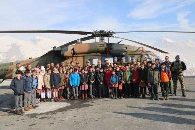 Hakkarili Öğrenciler Komando Tugayı'na Misafir Oldu, Askeri Helikoptere Bindi