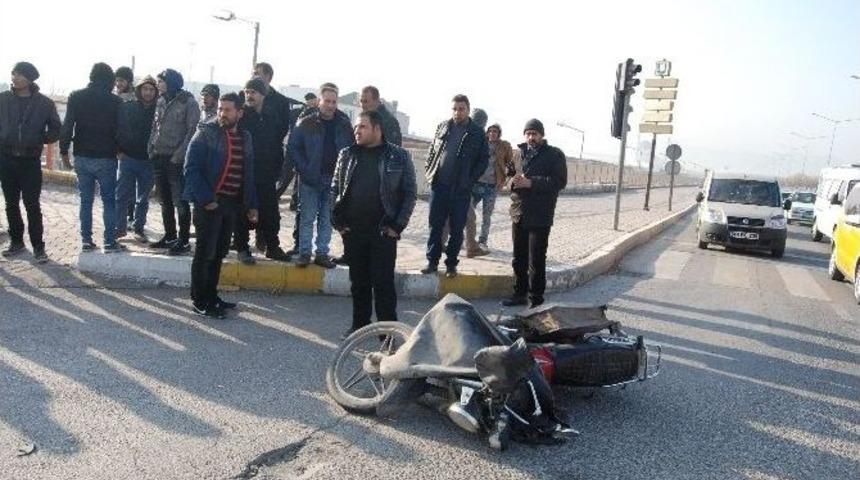Motosiklet Yayaya &Ccedil;arptı: 2 Yaralı