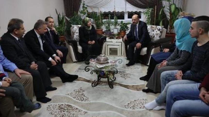 Bakan Fikri Işık, Ankara'daki Şehit Ailelerini Ziyaret Etti