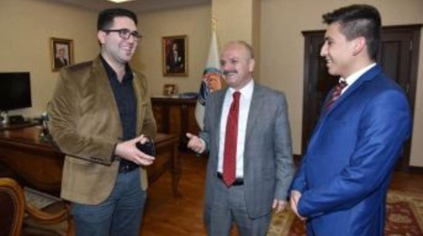 Vali &Ccedil;akacak, Sosyal Medyadan &lsquo;kahve İ&ccedil;me&rsquo; Talebinde Bulunan Takip&ccedil;ilerini Kırmadı