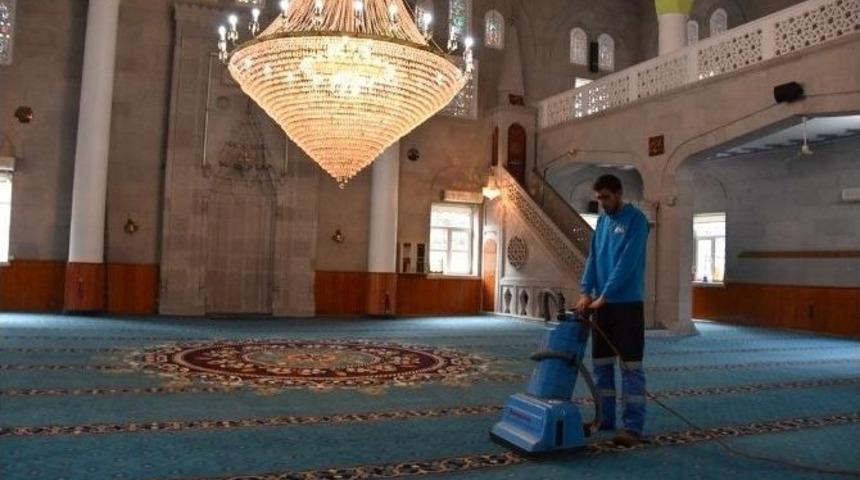 Kocasinan Belediyesi 239 Camiyi Periyodik Şekilde Temizliyor