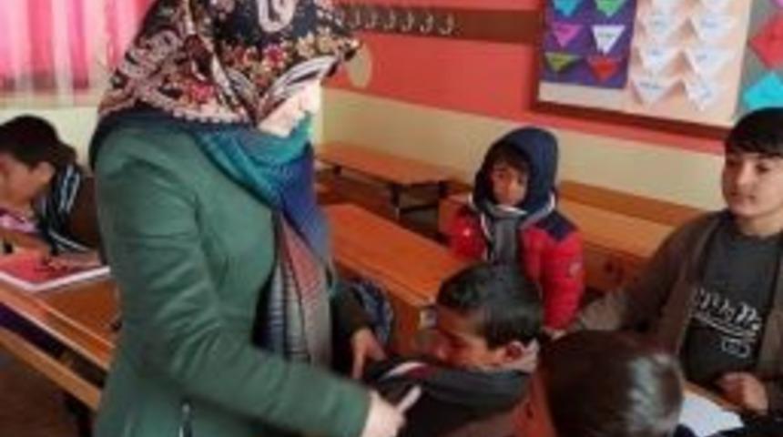 İş Adamlarından Başkaleli &Ouml;ğrencilere Yardım