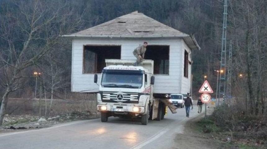 Baba Yadigarı Evi Kamyonla Taşıdı