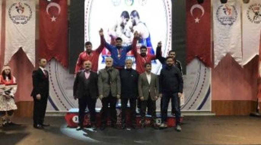 Kağıtsporlu G&uuml;reş&ccedil;i Faruk Akkoyun T&uuml;rkiye Şampiyonu Oldu