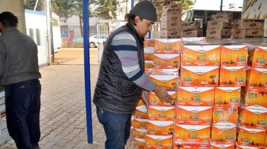 Suriyeli &Ccedil;ocuklara Elma, Hurma Ve Ke&ccedil;iboynuzu