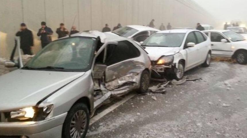 Konya&rsquo;da 10 Ara&ccedil; Birbirine Girdi: 2 Yaralı