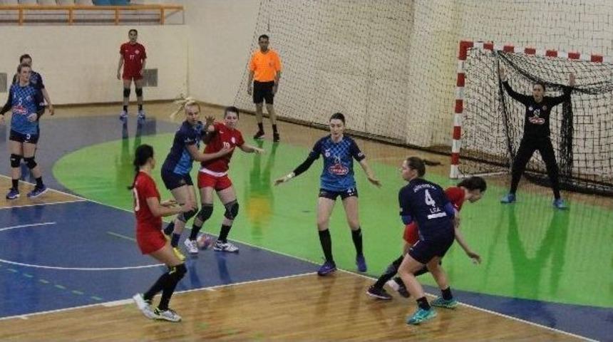 Bayan Hentbolcular Gol Yağdırdı