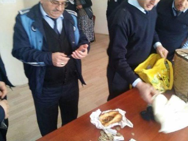 Dilenciler, Topladıkları Parayı Ekmek Arası D&ouml;nerin I&ccedil;ine Saklamış 3