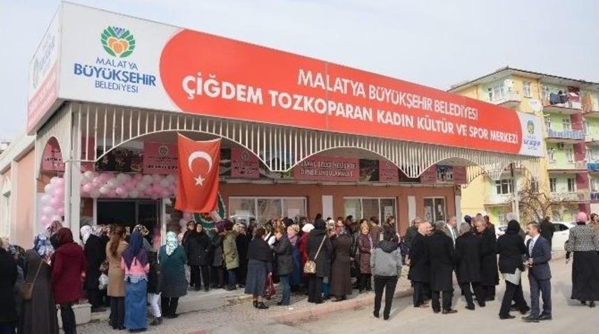 &lsquo;h&uuml;nerli Eller Yeni Yıl Sergisi&rsquo; A&ccedil;ıldı