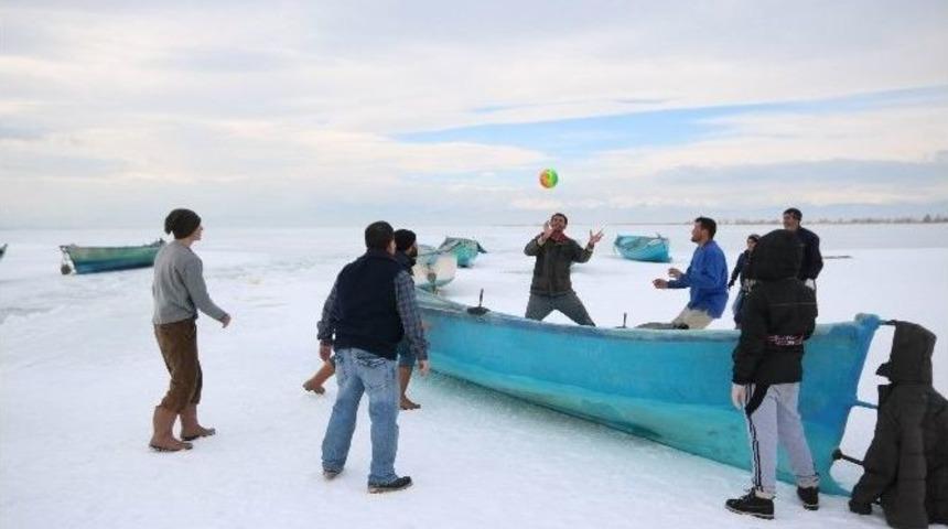 Konya&rsquo;da Balık&ccedil;ılar Donan G&ouml;lde Voleybol Oynadı