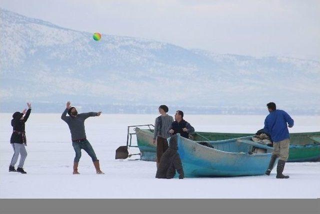 Konya’da Balıkçılar Donan Gölde Voleybol Oynadı