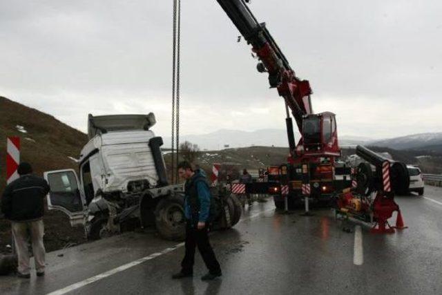 Tır Bariyerlere Çarptı, Bursa-İstanbul Yolu Kapandı