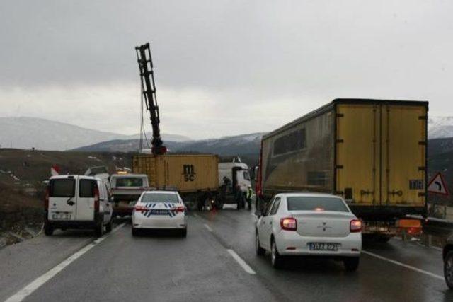 Tır Bariyerlere Çarptı, Bursa-İstanbul Yolu Kapandı