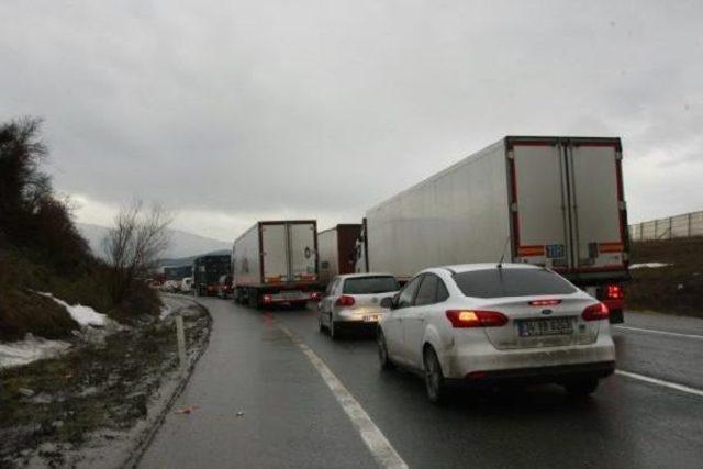 Tır Bariyerlere Çarptı, Bursa-İstanbul Yolu Kapandı