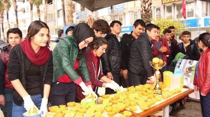 Kumluca&rsquo;da &Ouml;ğrenciler Portakal Suyu Dağıttı