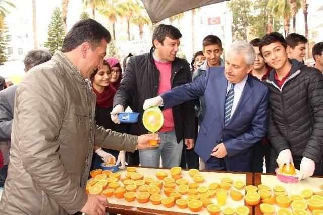 Kumluca&rsquo;da &Ouml;ğrenciler Portakal Suyu Dağıttı 1