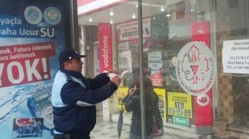 Duraklara Asılan İzinsiz Afişler İndirildi