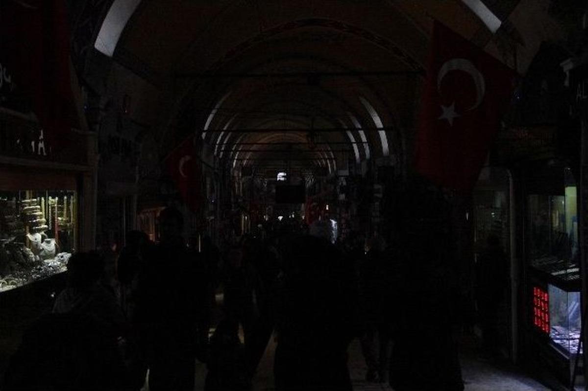 (&ouml;zel) Kapalı&ccedil;arşıda Elektrik Kesildi, Esnaf İsyan Etti