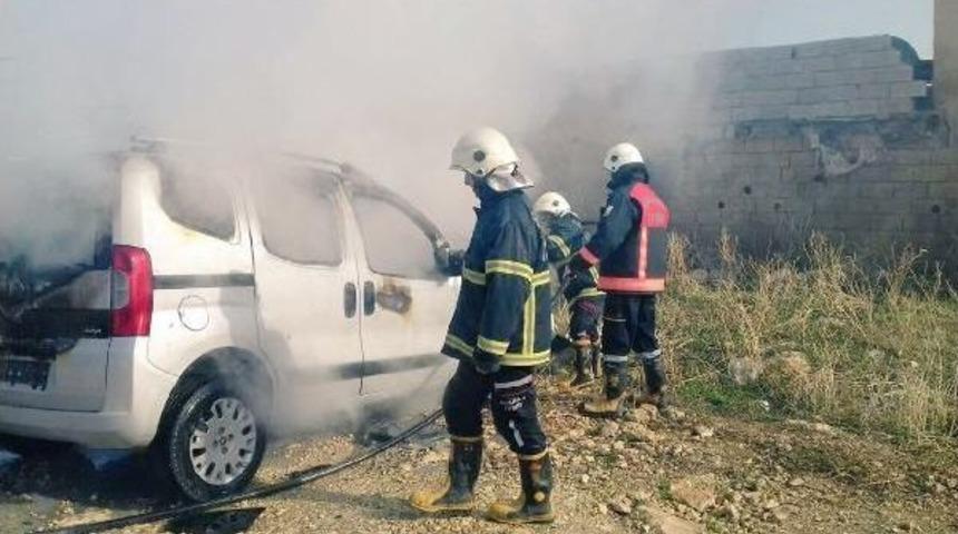 Şanlıurfa'da Park Halindeki Ara&ccedil; Yandı