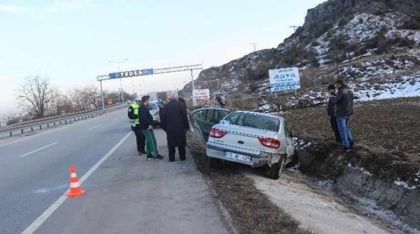 Otomobil Su Kanalına D&uuml;şt&uuml;: 2 Yaralı