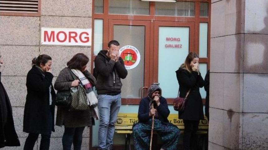 İzmir&rsquo;de Vahşi Cinayete Kurban Giden Ailenin Cenazeleri Yakınları Tarafından Alındı