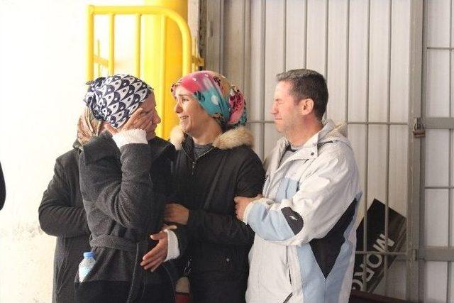 İzmir’de Vahşi Cinayete Kurban Giden Ailenin Cenazeleri Yakınları Tarafından Alındı 1