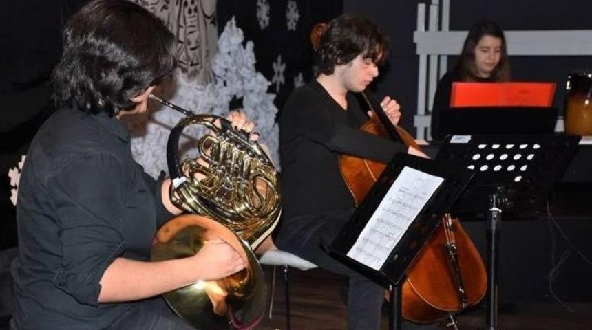 A&uuml; &Ouml;ğrencilerinden M&uuml;zik Dinletisi