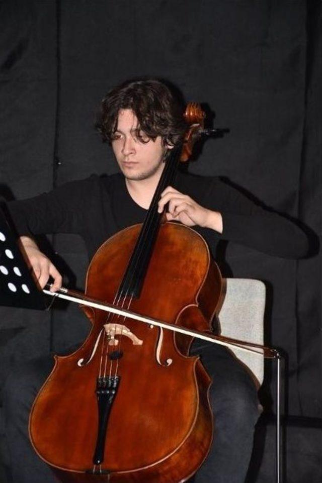 A&uuml; &Ouml;ğrencilerinden M&uuml;zik Dinletisi 1