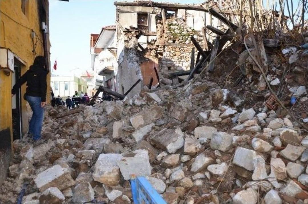 Dayanacak G&uuml;c&uuml; Kalmayan Tarihi Bina Yıkıldı