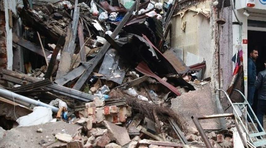 Fatih&rsquo;te 3 Katlı Metruk Bina &Ccedil;&ouml;kt&uuml;