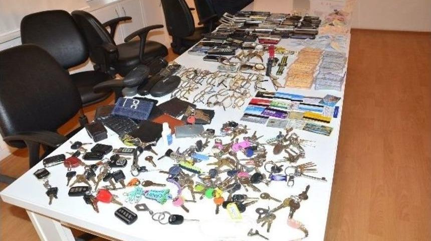 Y&uuml;zlerce Eşya Sahiplerini Bekliyor