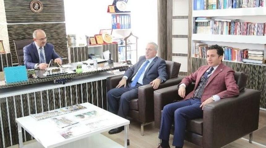 Vali Kam&ccedil;ı, B&uuml;nyan İl&ccedil;esindeki Muhtarlarla Bir Araya Geldi