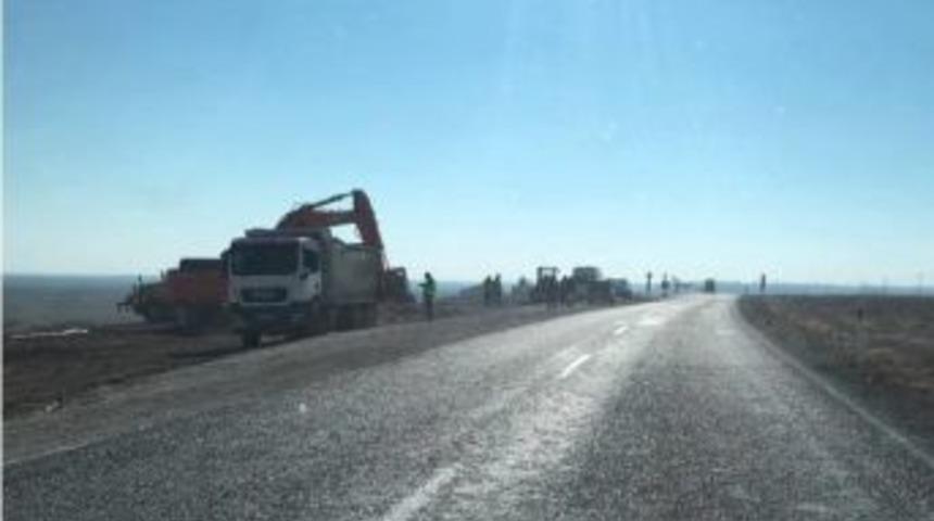 Eskil İl&ccedil;esinde Yol Yapım &Ccedil;alışmaları S&uuml;r&uuml;yor