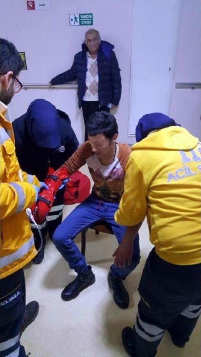 Asans&ouml;re Elini Sıkıştıran Genci, Itfaiye Kurtardı 2