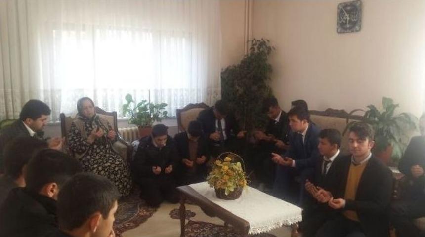 İmam Hatipli &Ouml;ğrenciler Şehitler İ&ccedil;in Kuran-kerim Okudu