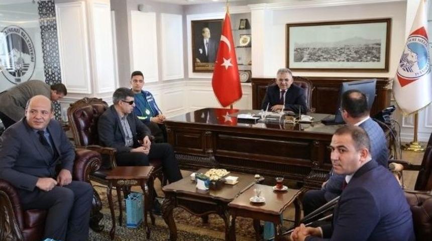 Engelli Basketbolcu Burak Şen Başkan B&uuml;y&uuml;kkılı&ccedil;&rsquo;ı Ziyaret Etti