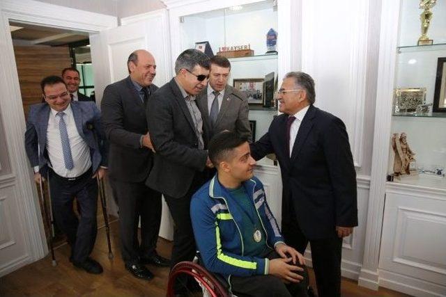 Engelli Basketbolcu Burak Şen Başkan Büyükkılıç’ı Ziyaret Etti