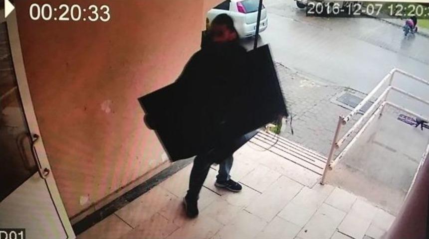 Hırsızlık Zanlıları Kameralara Takıldı