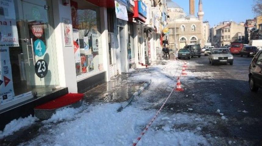 Konya&rsquo;da &Uuml;zerine Kar K&uuml;tlesi D&uuml;şen Kişi Yaralandı