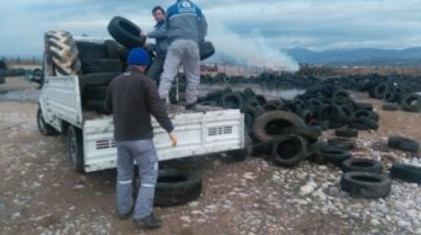 Manavgat&rsquo;ta Eski Ara&ccedil; Lastikleri Toplanıyor