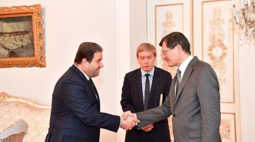 Başkan Kılı&ccedil; &ldquo;karlov&rdquo; İ&ccedil;in Karanfil Bıraktı