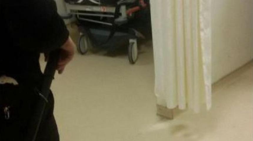 Hastanede Olay &Ccedil;ıkardı, G&ouml;revliyi Bı&ccedil;ak Tehdidiyle Rehin Aldı