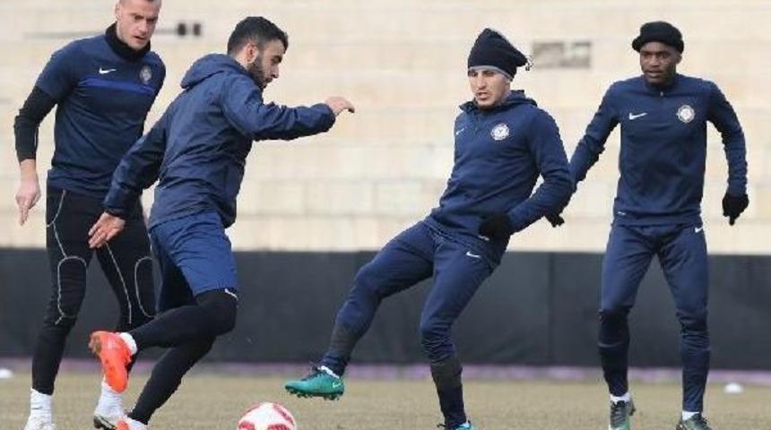 Osmanlıspor'un Yeni Transferi Ilk Idmanına &Ccedil;ıktı