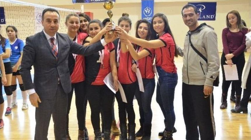 Okul Sporları Voleybol M&uuml;sabakaları Sona Erdi