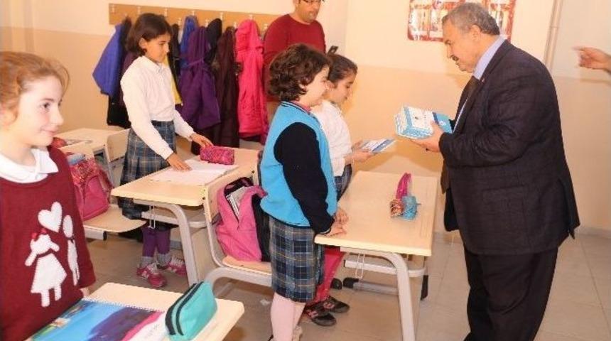 Necdet Uysal &ldquo;gen&ccedil;lerle Başbaşa&rdquo; Kitabını &Ouml;ğrencilere Hediye Etti