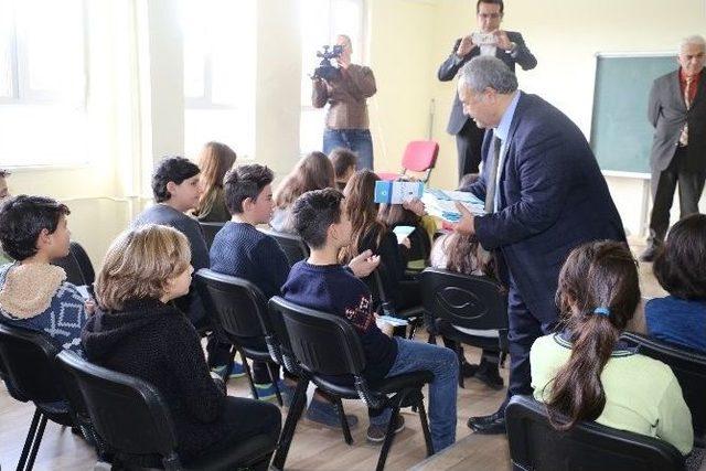 Necdet Uysal &ldquo;gen&ccedil;lerle Başbaşa&rdquo; Kitabını &Ouml;ğrencilere Hediye Etti 2